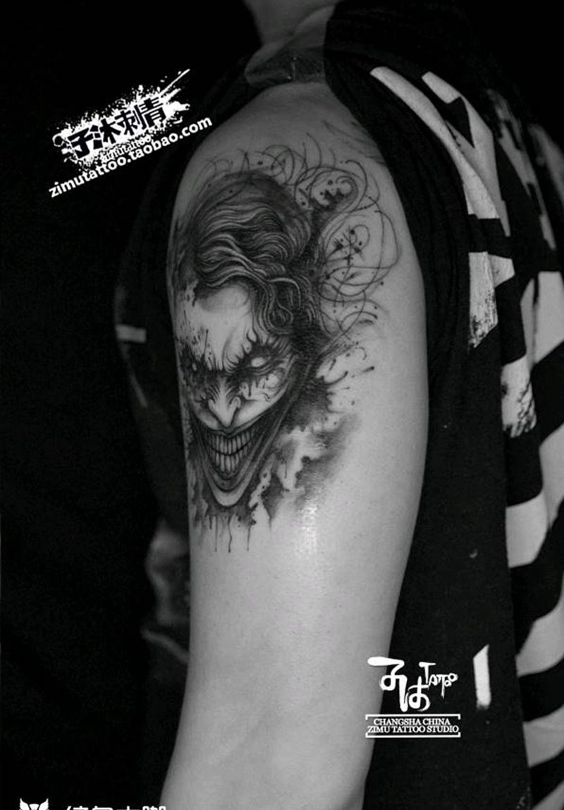 大臂 美漫DC暗黑泼墨抽象小丑纹身图片_手臂欧美写实水墨纹身图案