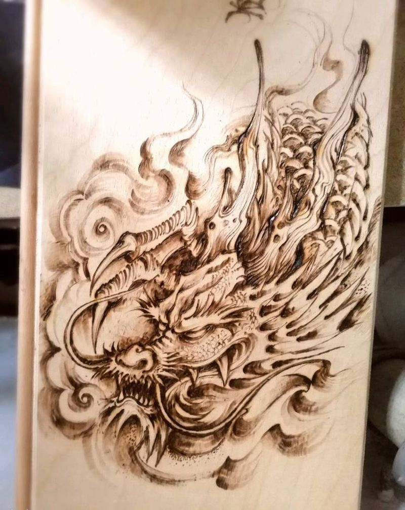 给木板扎刺青.烫手的电烙笔纹身图片_新传统纹身图案