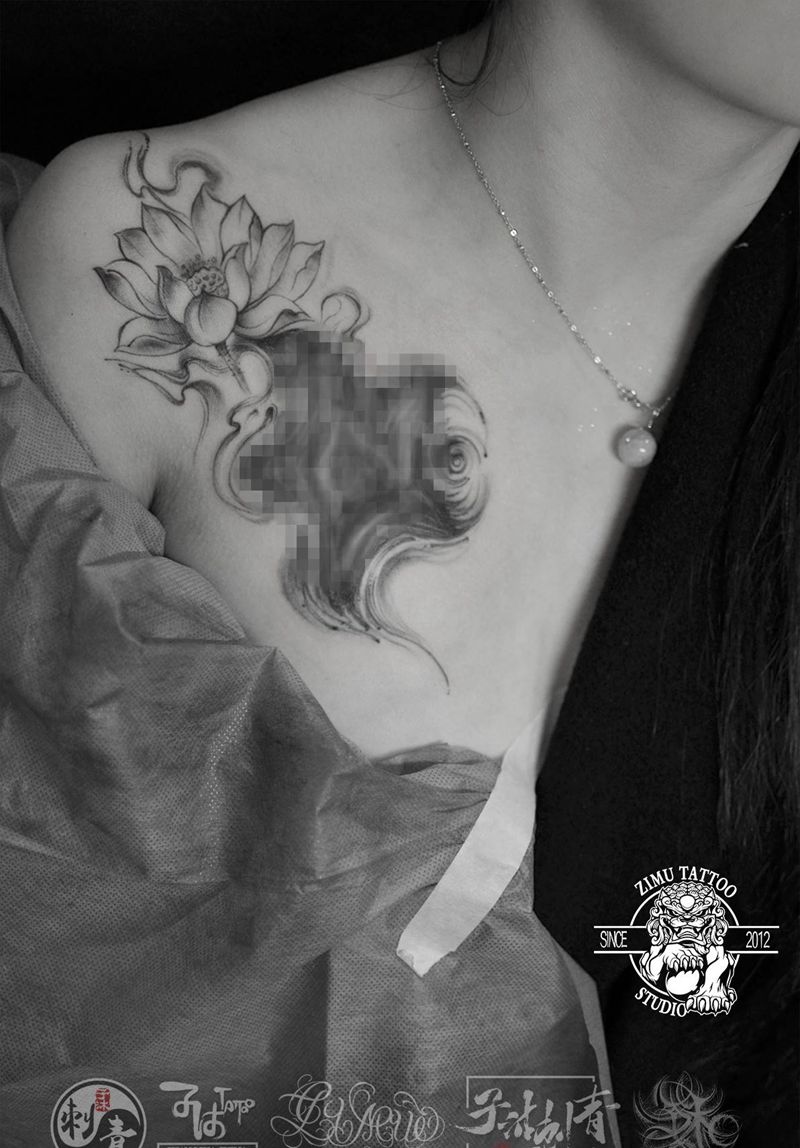 肩膀莲花纹身图片_New School水墨纹身图案
