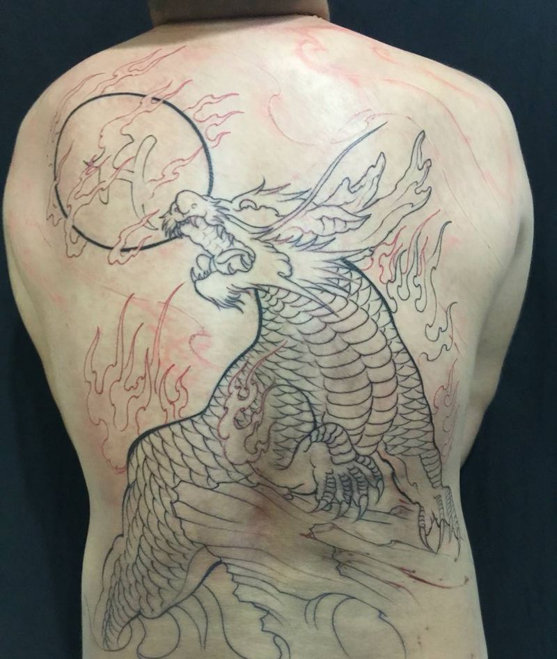 满背麒麟勾线纹身图片