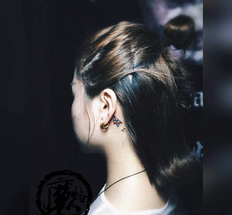 一個不大不小的夢纹身图片_成品颈部清新贴纸字符几何纹身图案