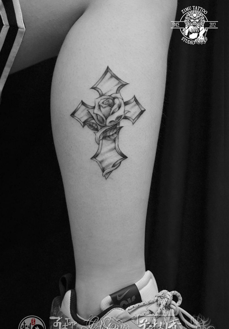 玫瑰十字架小腿纹身图片_腿部欧美写实纹身图案