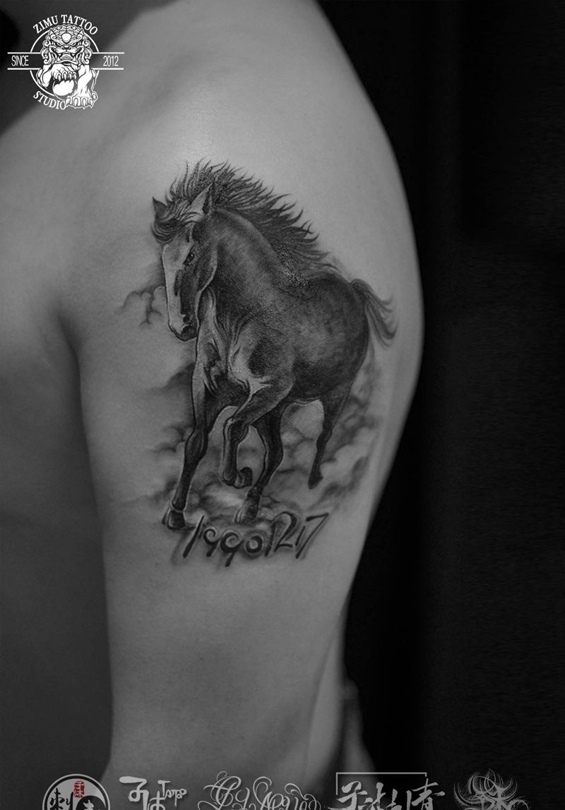 奔马黑灰写实素描 遮盖纹身疤痕纹身图片_手臂欧美写实水墨纹身图案