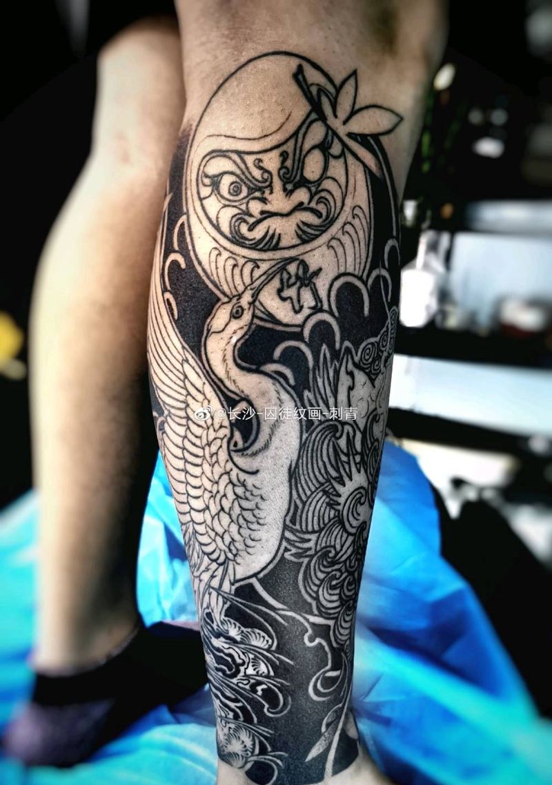狮鹤包小腿纹身图片_腿部老传统圆三打雾纹身图案