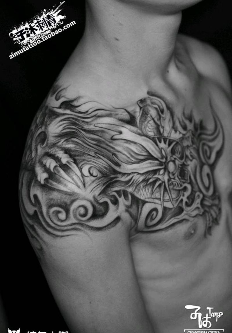 过肩纹身图片_胸部肩部纹身图案