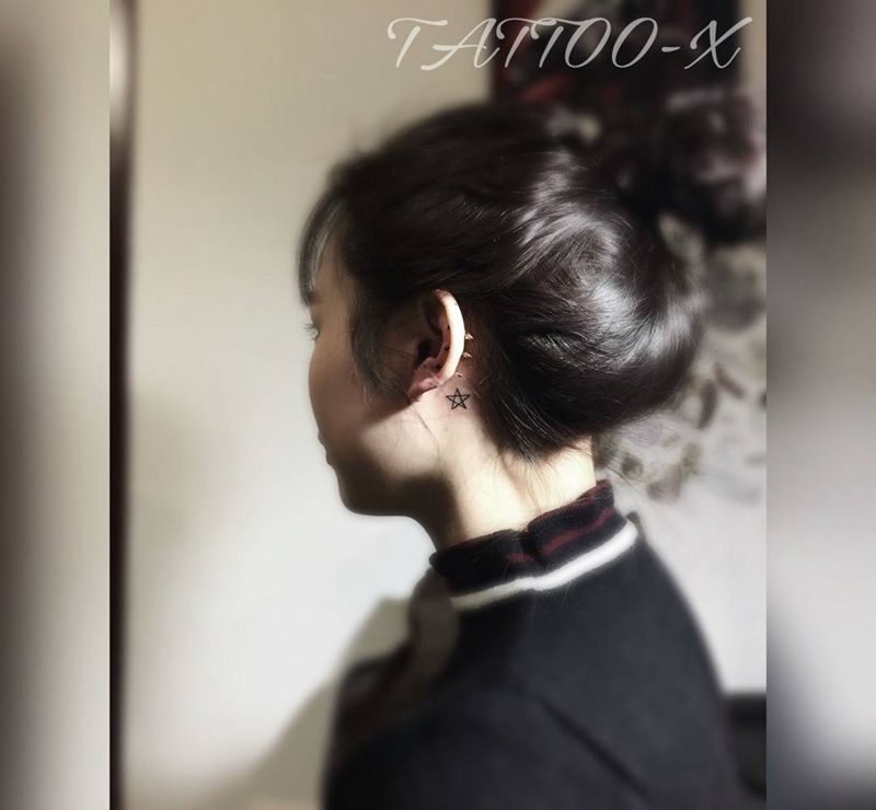 看似簡單 卻不失其意纹身图片_手稿颈部清新字符几何植物纹身图案