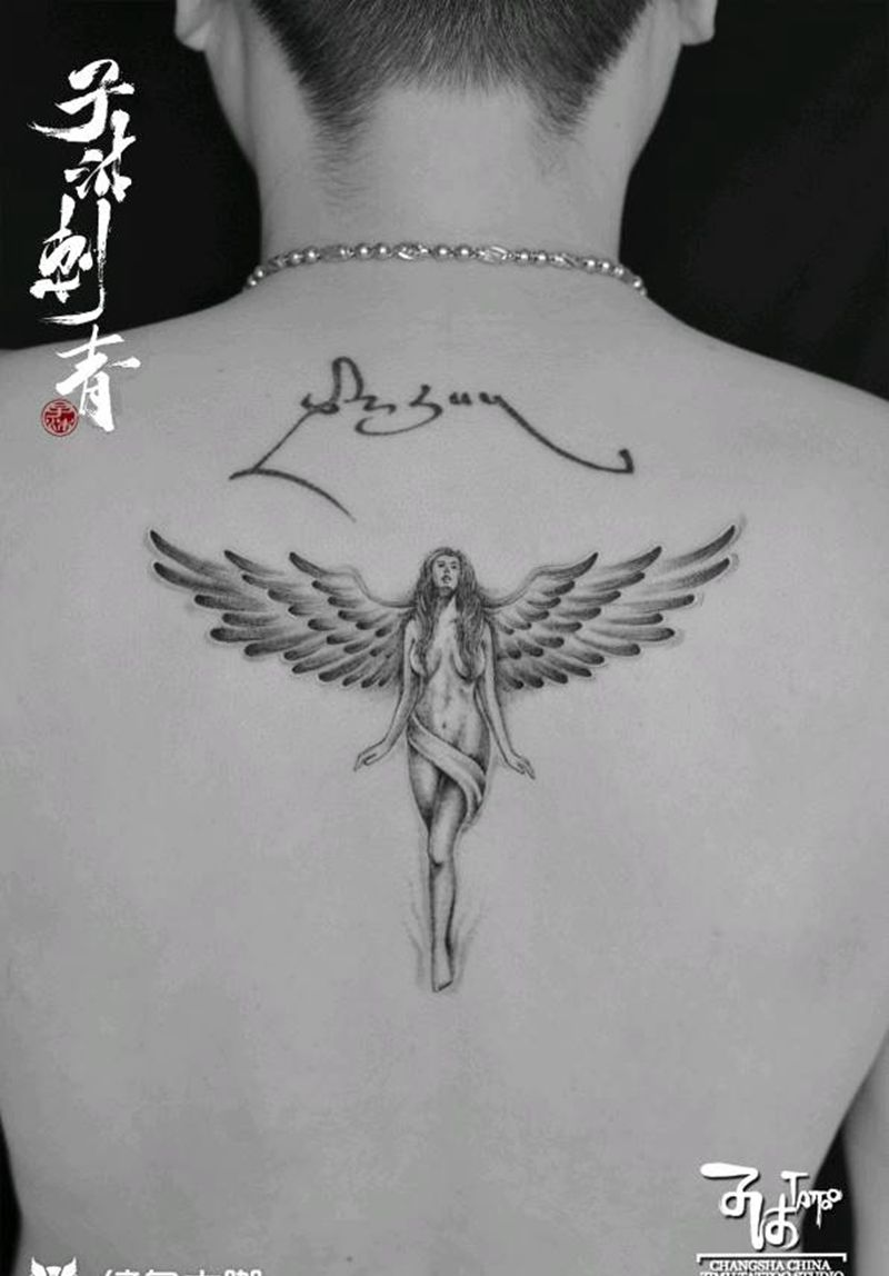 天使女神翅膀裸女纹身图片_背部欧美写实纹身图案