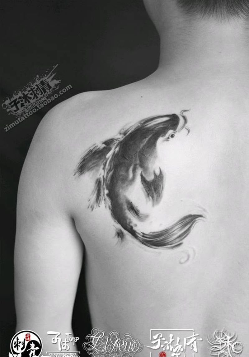 水墨鱼后肩纹身图片_水墨纹身图案