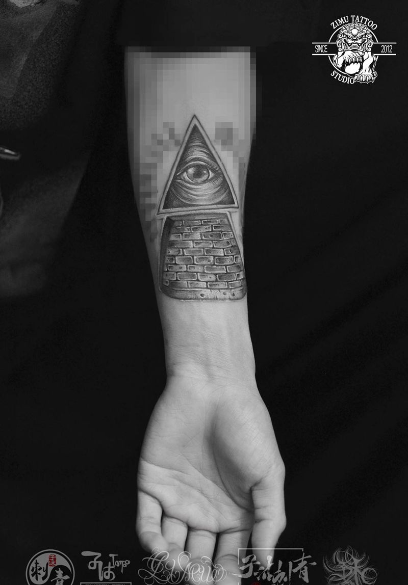 荷鲁斯之眼，金字塔黑灰纹身图片_欧美写实New School纹身图案