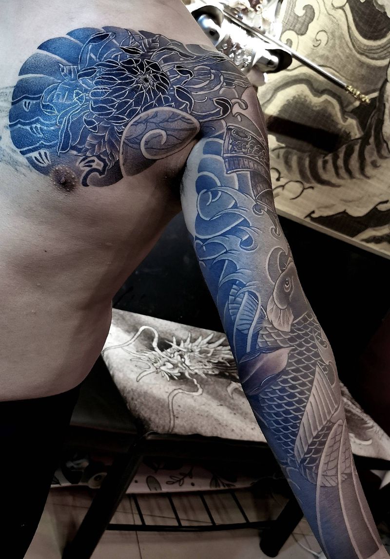 老传统：花臂+半胛纹身图片_手臂胸部老传统新传统武士锦鲤纹身图案