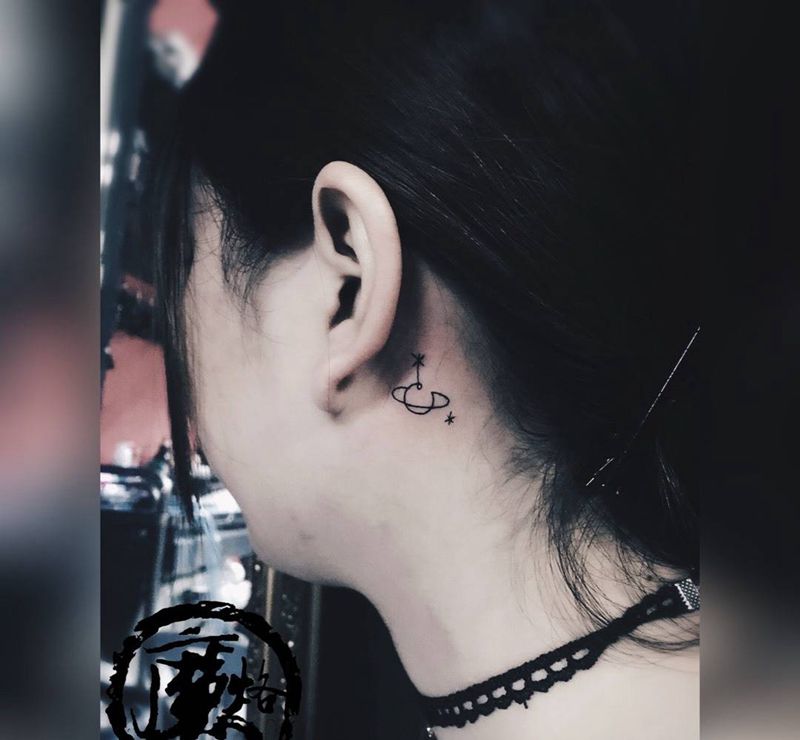 小小星球纹身图片_成品颈部清新字符静物纹身图案