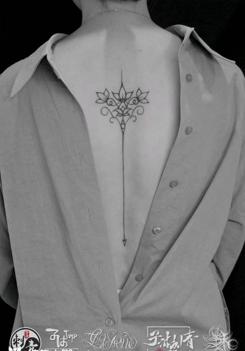 脊椎直线花朵即兴设计手绘纹身图片_背部几何纹身图案
