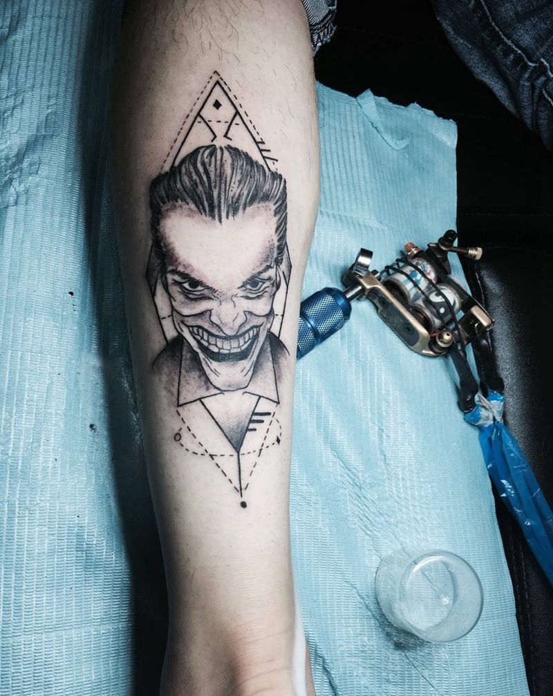 自杀小队-小丑纹身图片_成品腿部写实肖像人物荆州唯刺青纹身图案