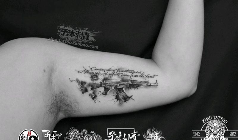 AK47步枪泼墨钻石 大臂内侧纹身图片_水墨纹身图案