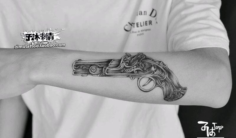 小臂 复古手枪纹身图片