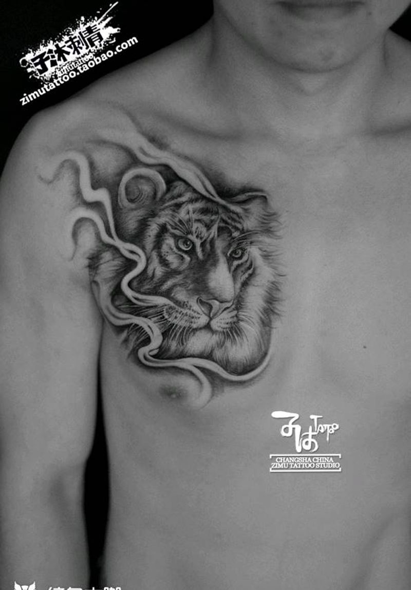 虎虎虎写实素描虎头烟雾胸口黑灰纹身图片_胸部欧美写实新传统纹身图案