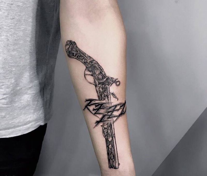 枪纹身图片_插画手部写实原创荆州唯刺青纹身图案