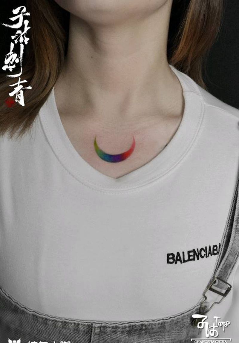 七彩月牙纹身图片_胸部水彩欧美写实纹身图案