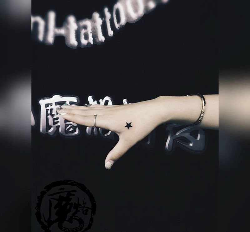 秀出一片清新纹身图片_手稿手部清新字符几何纹身图案