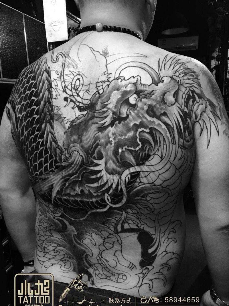 满背遮盖纹身图片_成品背部传统动物植物纹身图案