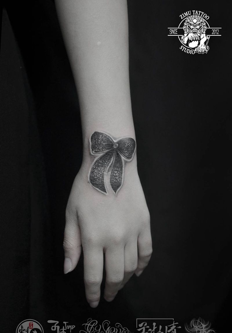 遮盖旧纹身 蕾丝蝴蝶结纹身图片_手部欧美写实几何纹身图案