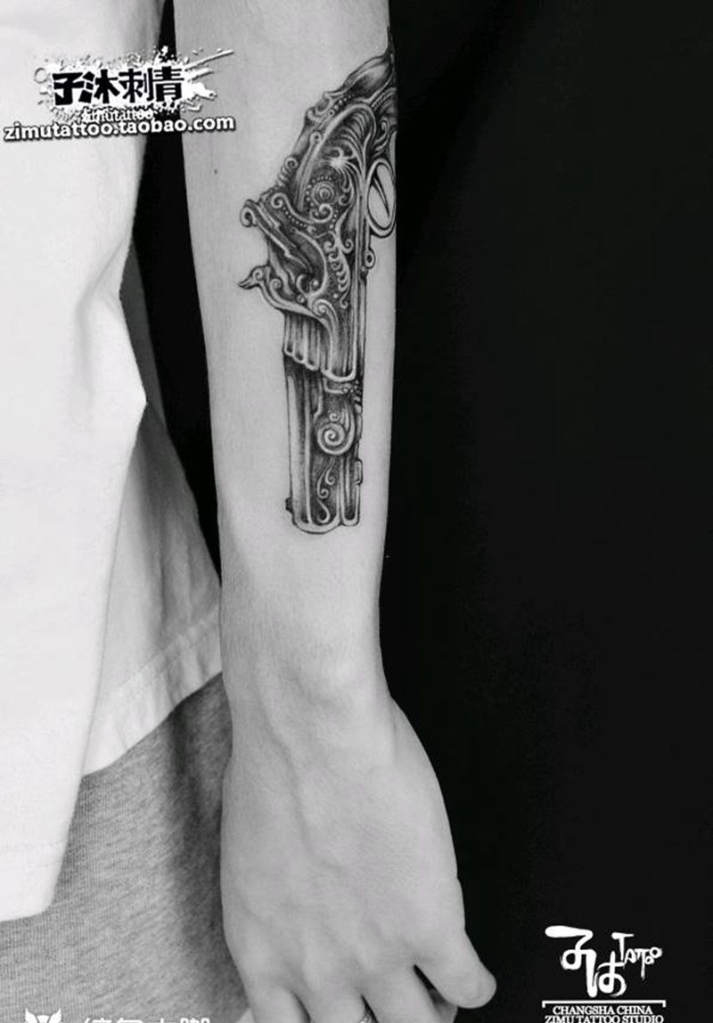 小臂 复古手枪纹身图片