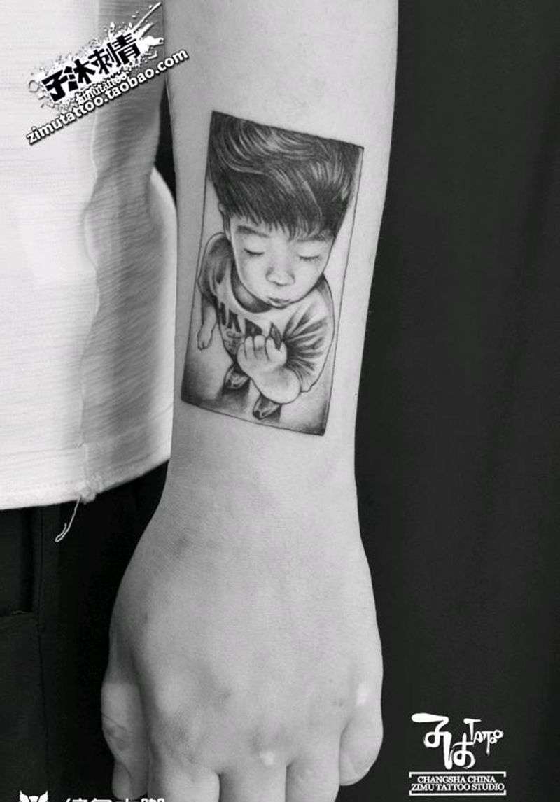 照片 孩子 吹气 叶子 小臂纹身图片