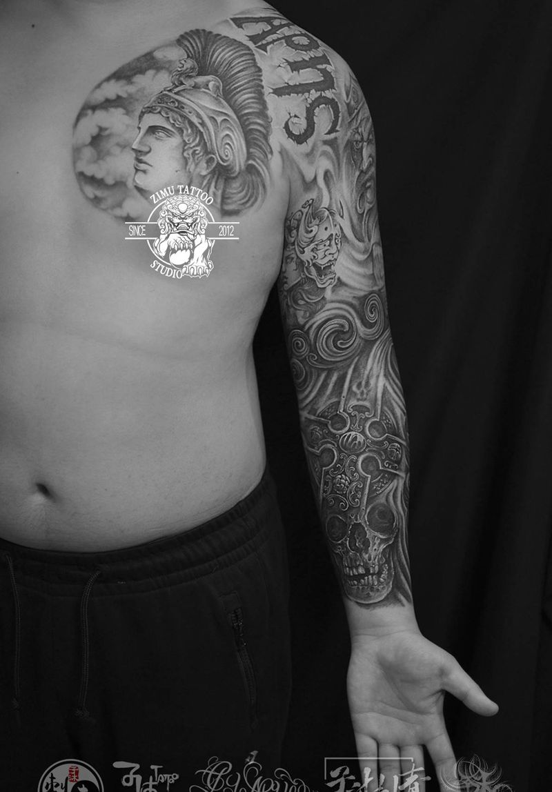 花臂黑灰写实狮战神海皇神话元素纹身图片_手臂胸部欧美写实水墨纹身图案