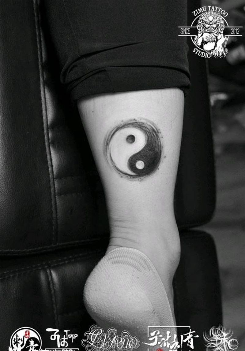 泼墨太极图八卦纹身图片_水墨纹身图案