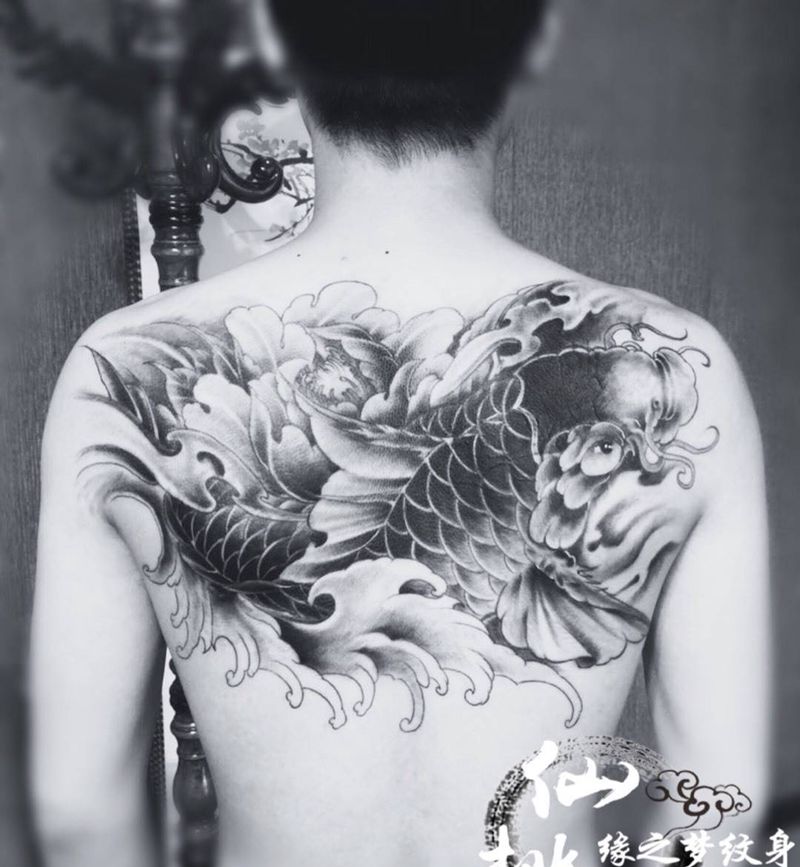 鲤鱼！覆盖纹身图片_背部传统动物成品纹身图案