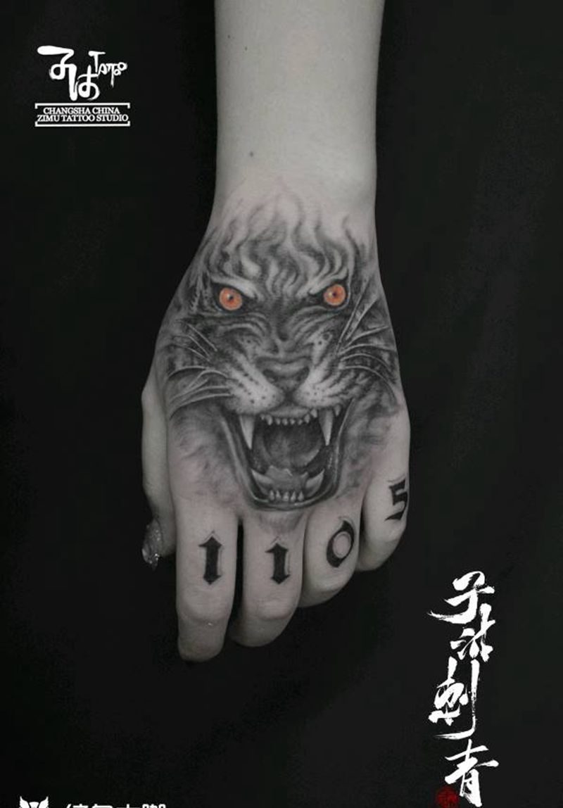 手背的猛兽…虎虎虎 1105纹身图片_手部欧美写实新传统纹身图案
