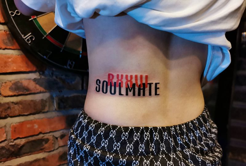 双色英文字纹身图片_腰部花体字英文长沙长沙学纹身图案