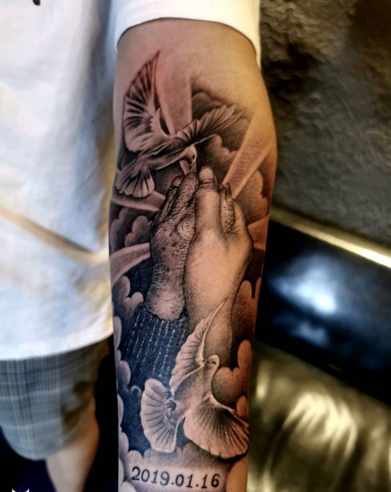牵手纹身图片_手臂欧美写实纹身图案