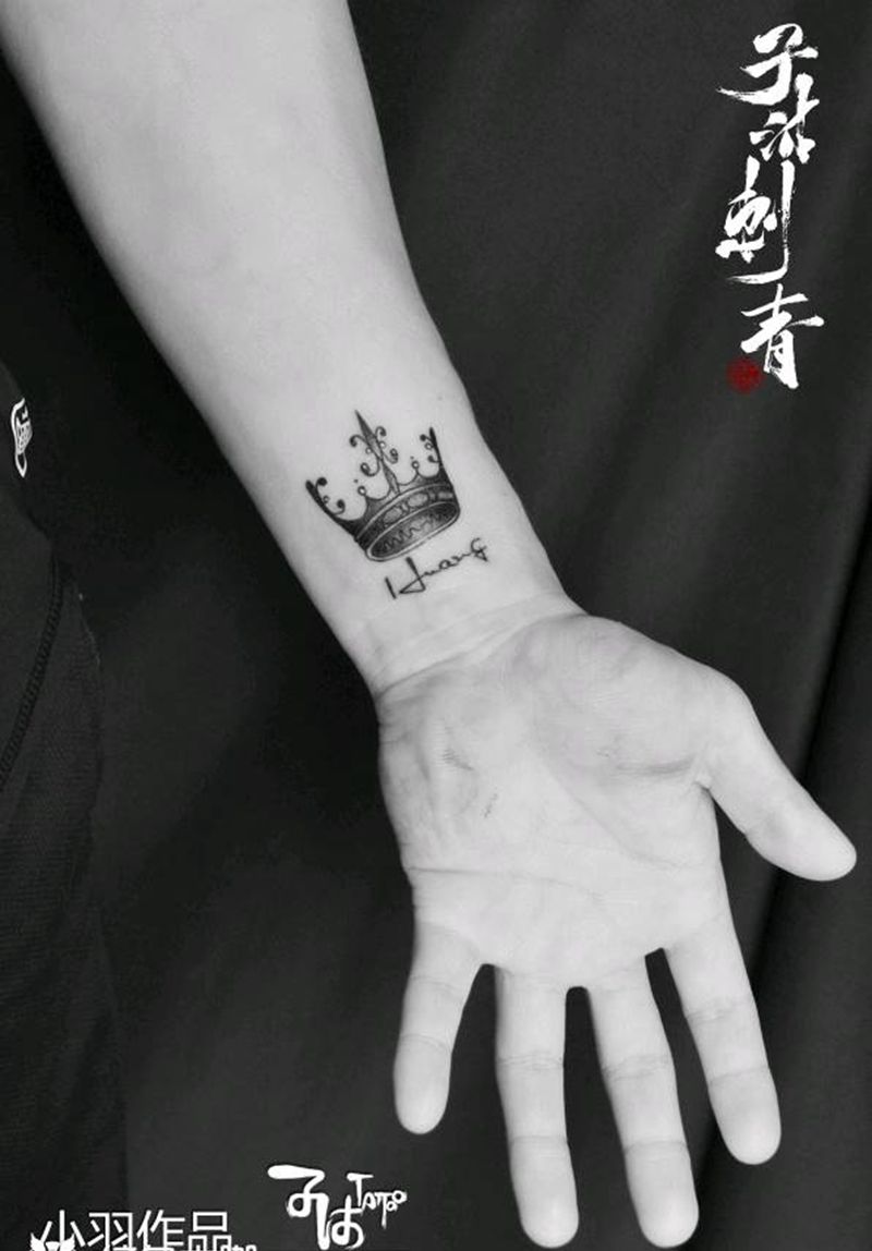 皇冠手腕纹身图片_几何纹身图案