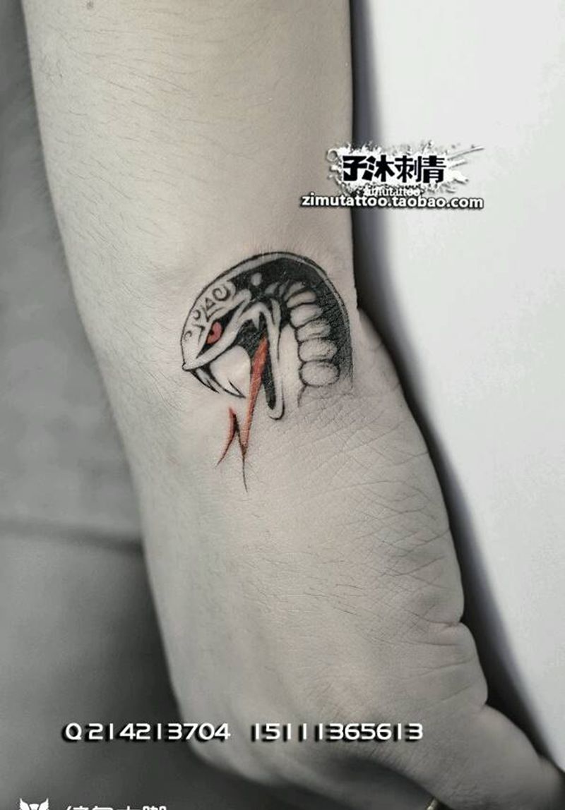 小蛇纹身图片_手部欧美传统清新成品纹身图案