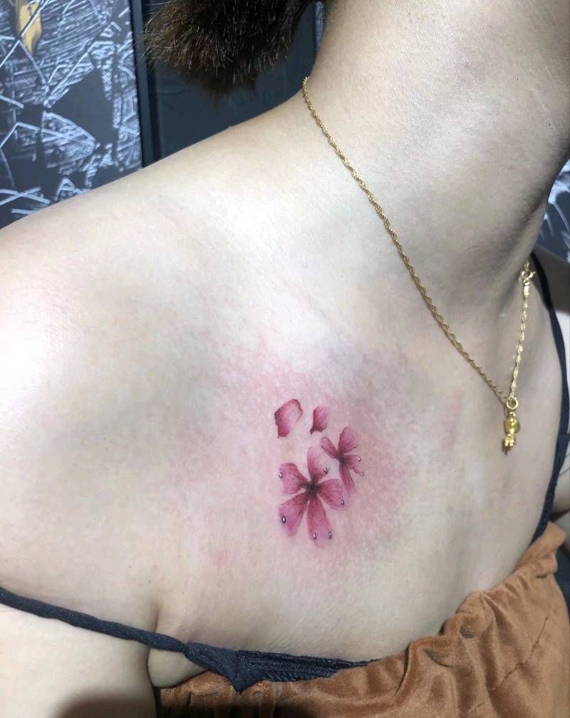 锁骨花纹身图片_胸部水彩纹身图案