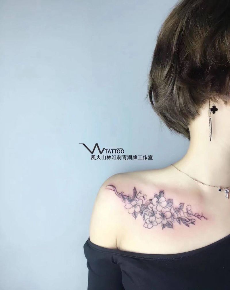 花与蛇纹身图片_荆州唯刺青植物动物清新肩部成品纹身图案