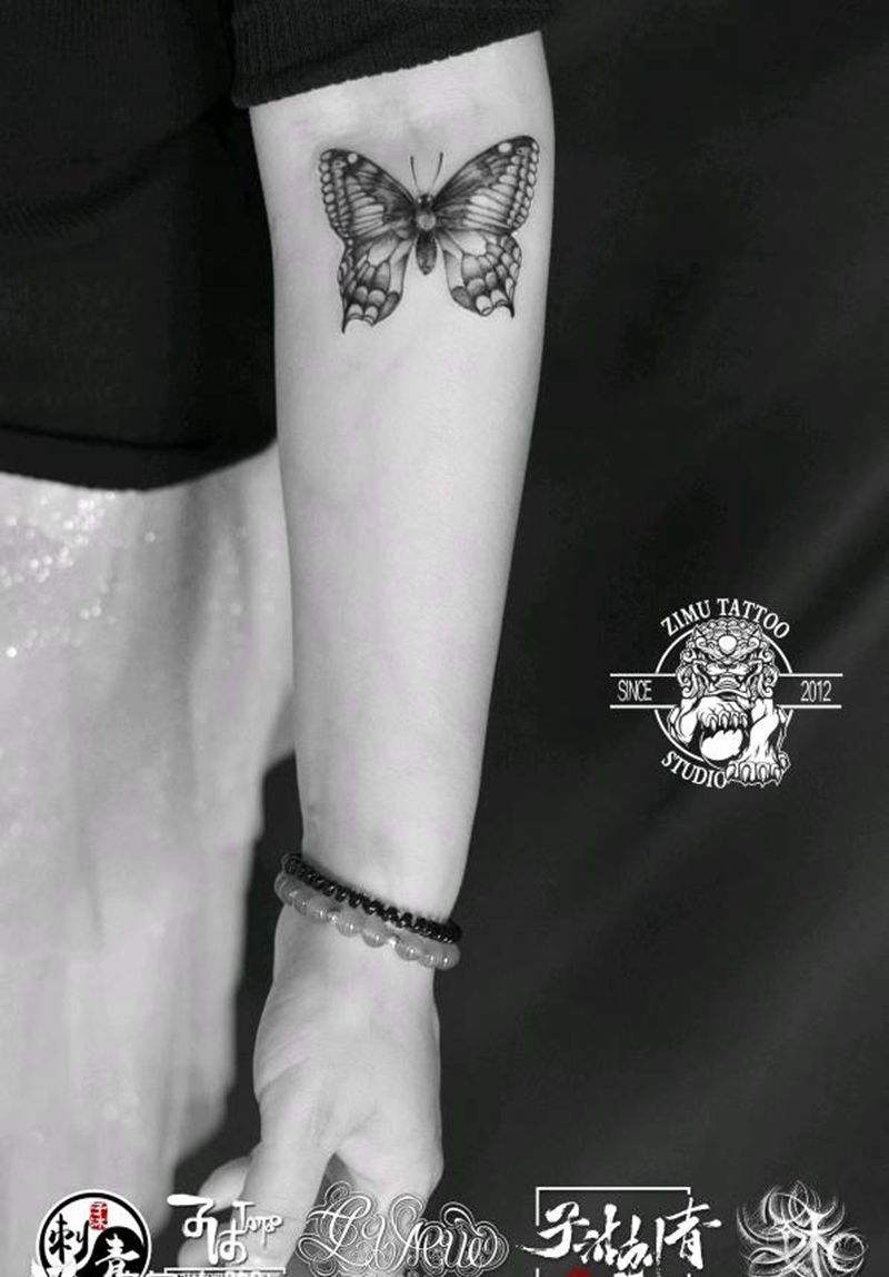 遮盖疤痕手臂蝴蝶黑灰纹身图片_欧美写实Old School纹身图案