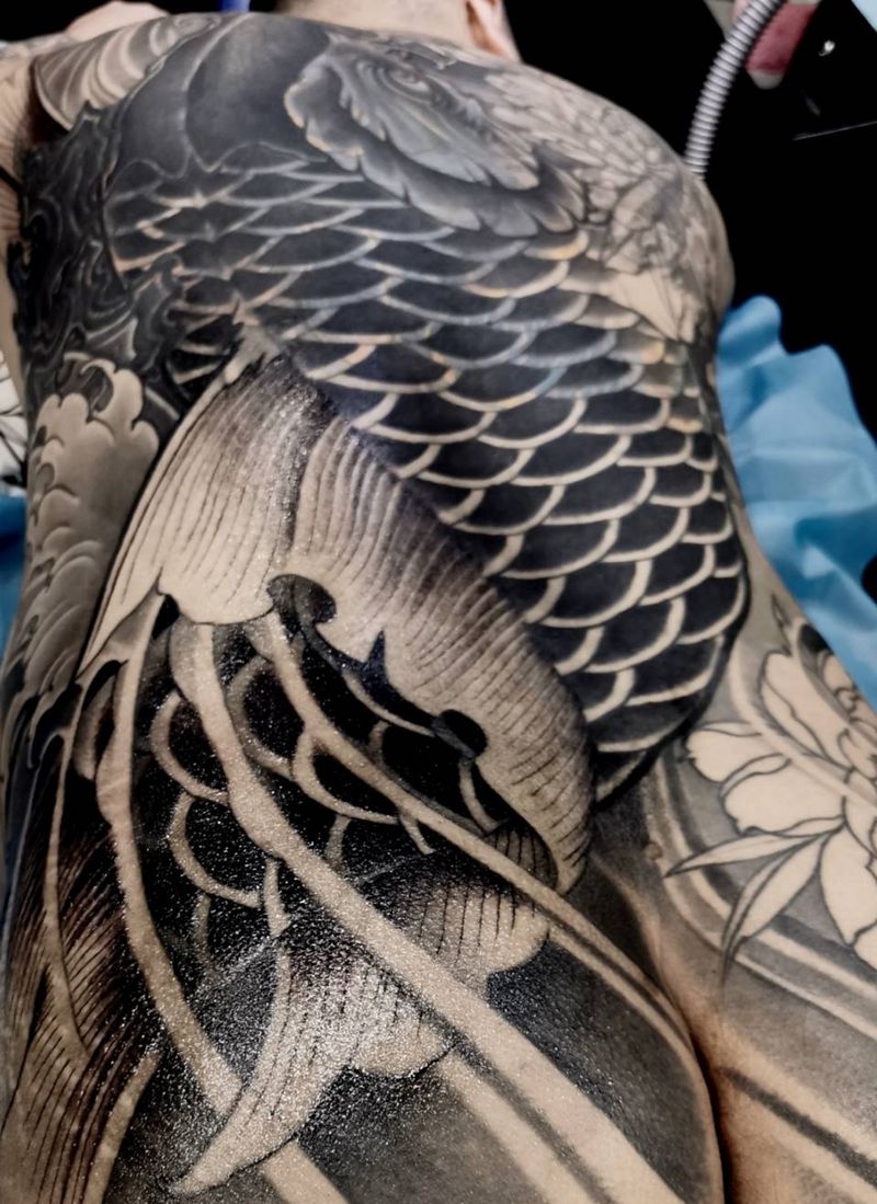 满背锦鲤遮盖纹身图片_背部新传统长沙长沙学遮盖纹身图案