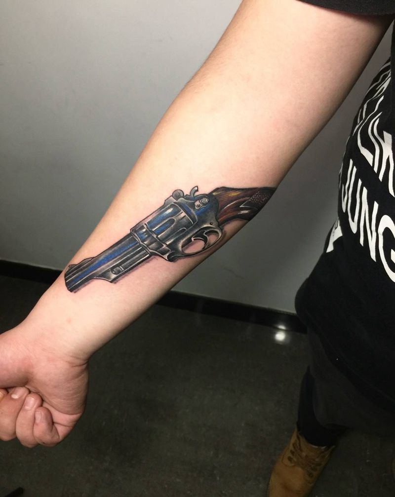 左轮手枪纹身图片