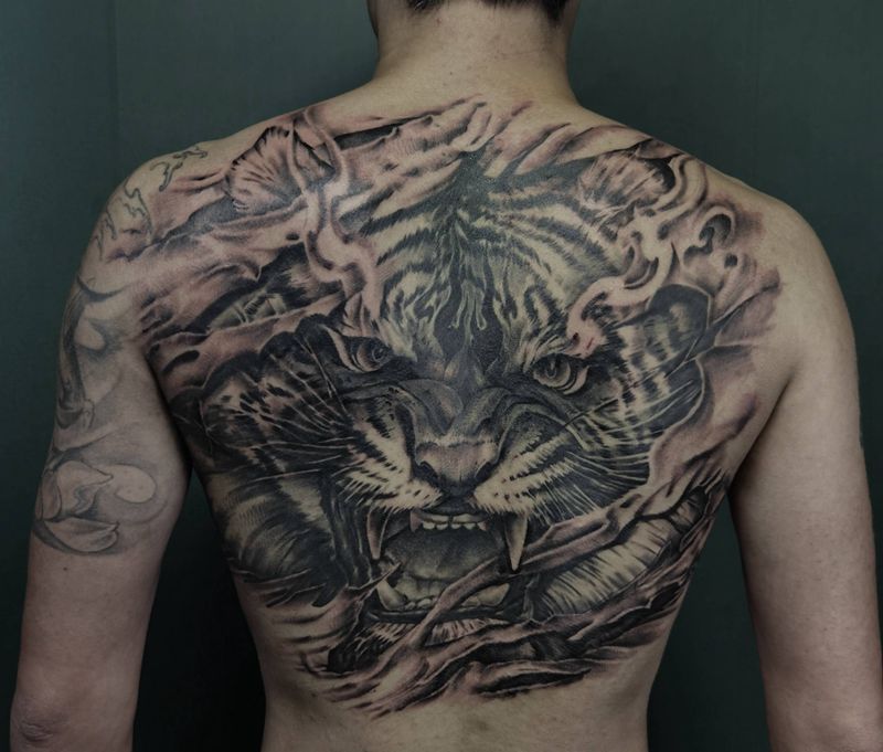 老虎满背 未完纹身图片_欧美写实纹身图案