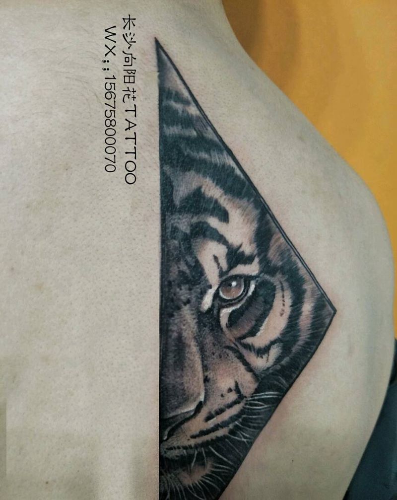 凝纹身图片_背部欧美写实老虎纹身图案