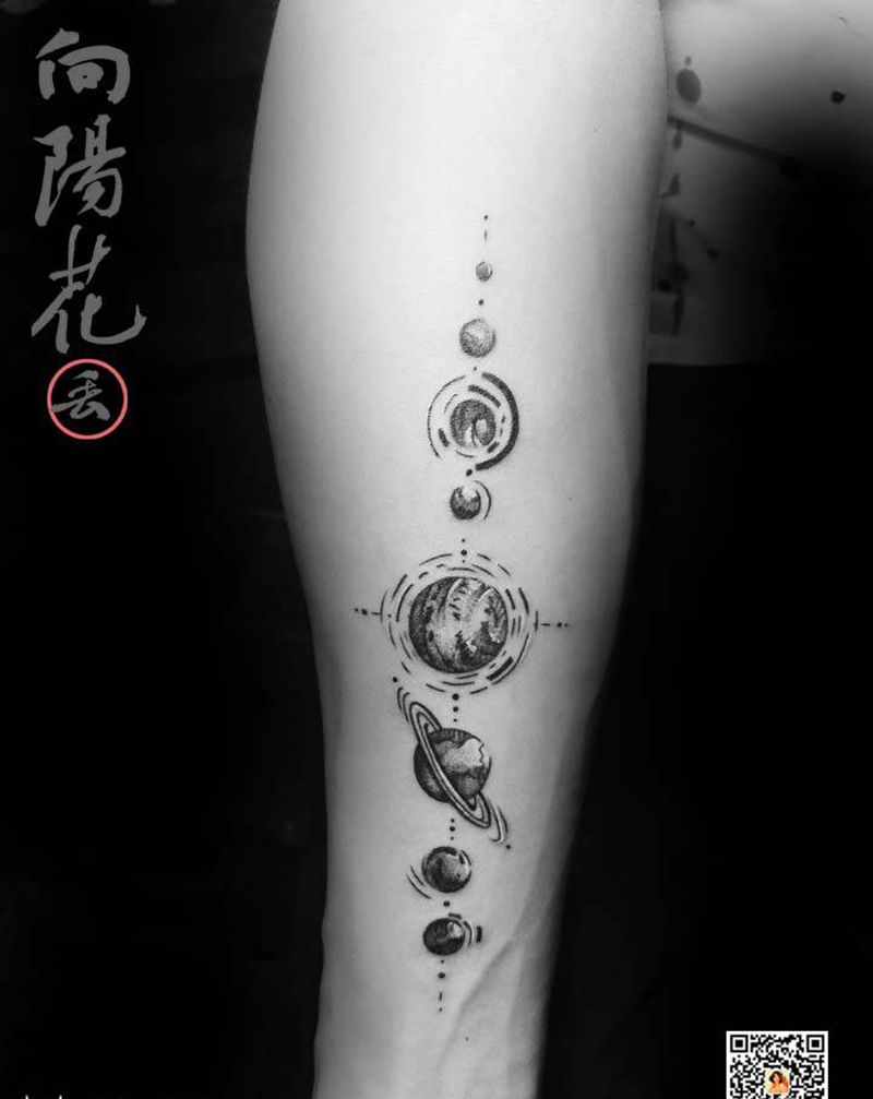 宇宙纹身图片_手臂几何星球纹身图案