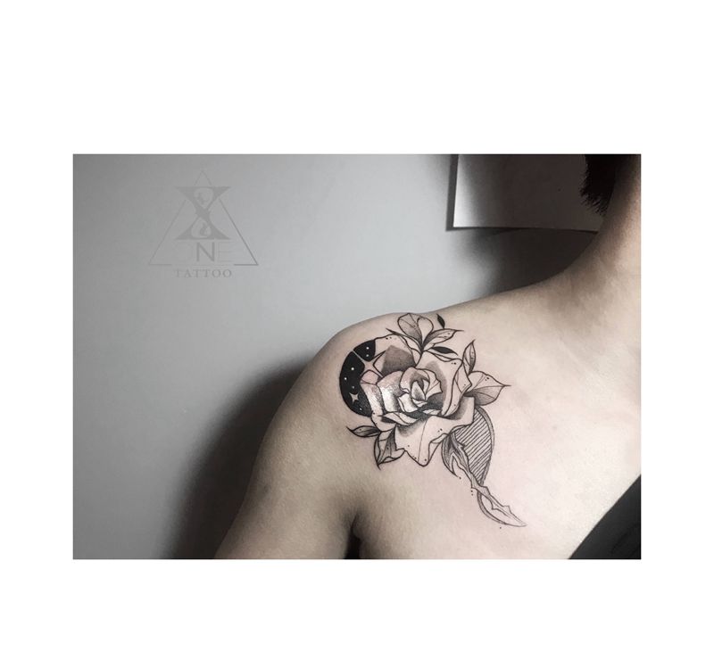 ⚫️疤痕上绽放的花纹身图片_肩部纹身图案