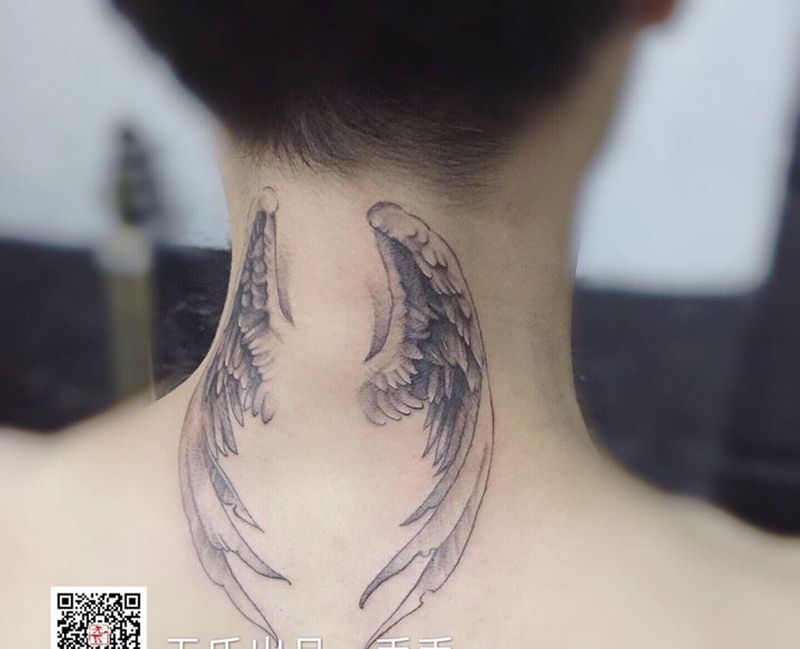 如初纹身图片_颈部欧美写实翅膀纹身图案