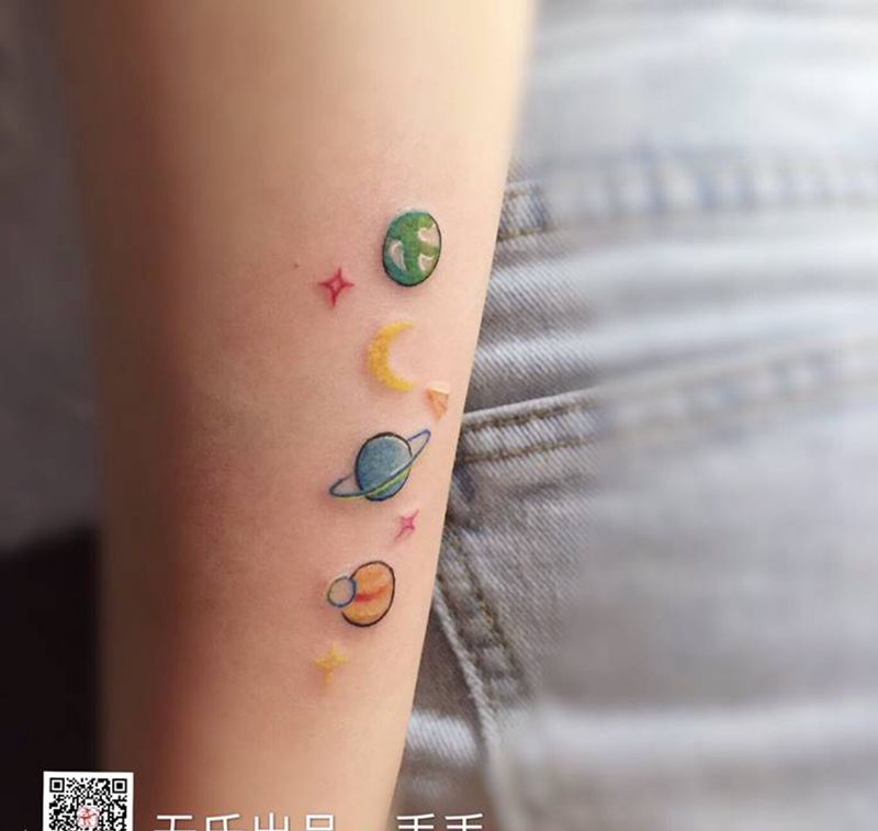 无题纹身图片_手臂水彩星球纹身图案