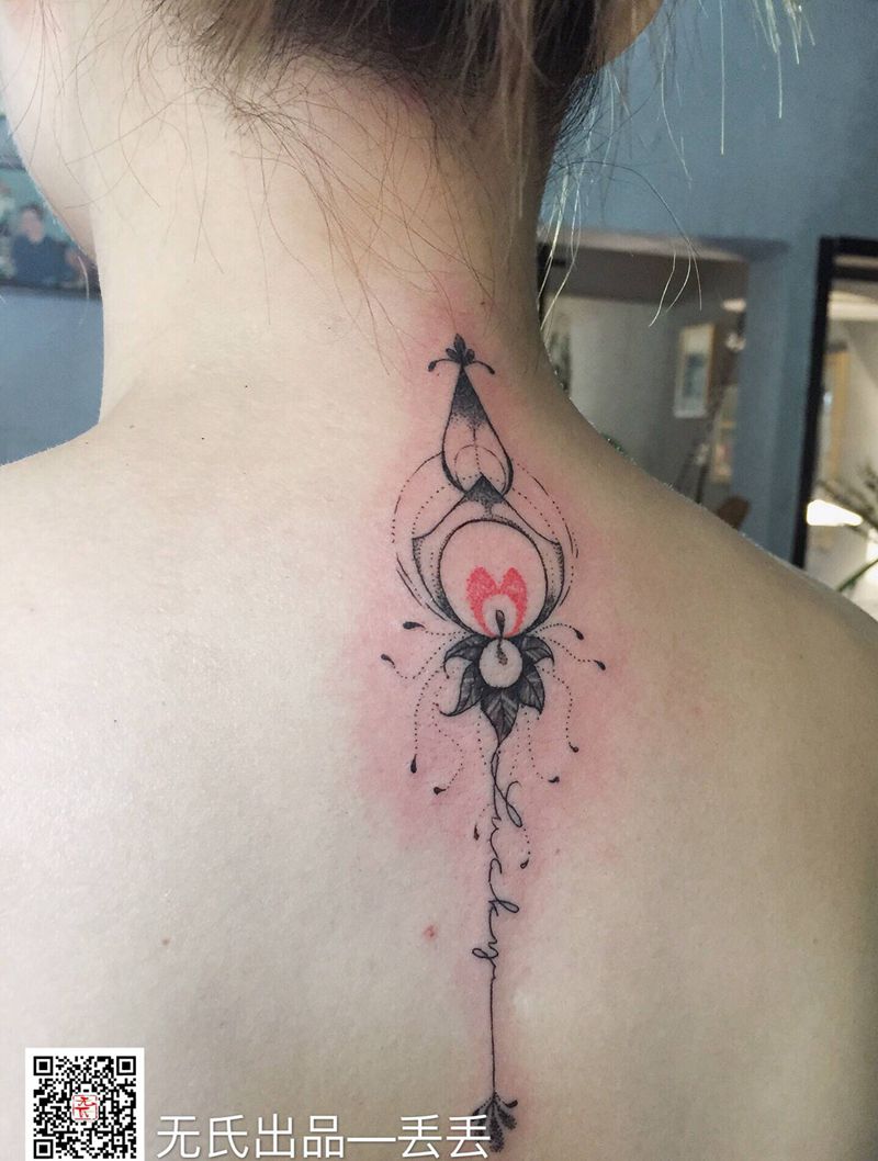 花髓纹身图片_背部点刺纹身图案
