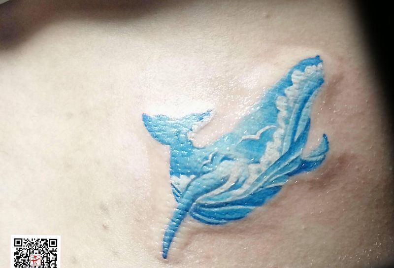 蓝鲸纹身图片_腰部纹身图案