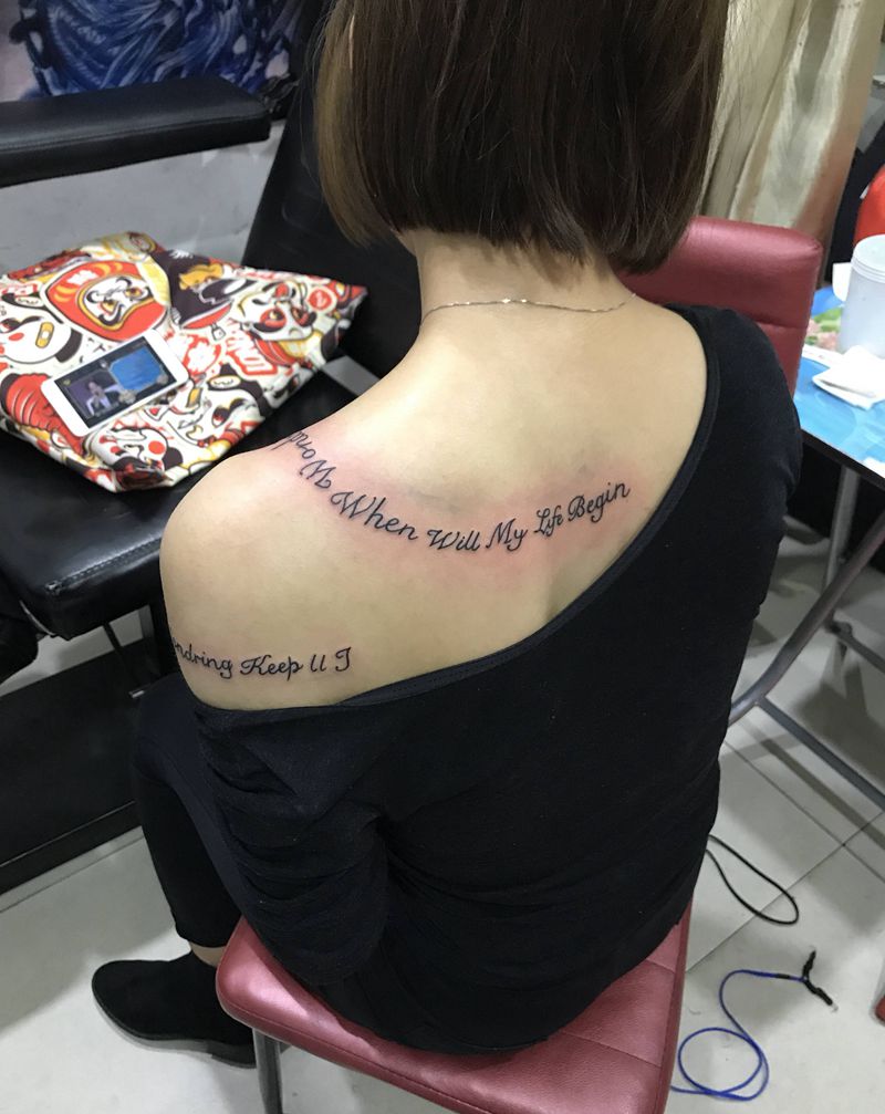 字母纹身图片_肩部手臂花体字字母纹身图案