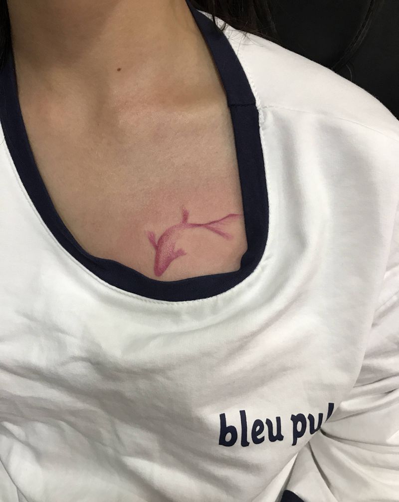 鲸鱼纹身图片_胸部水彩鲸鱼纹身图案